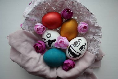 Sevimli bir yüzü ile yumurta