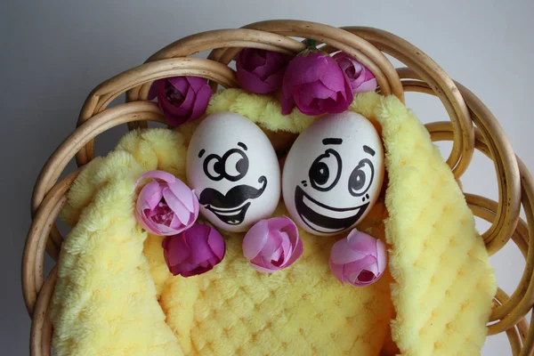 Sevimli bir yüzü ile yumurta. Fotoğraf