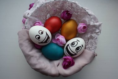 Sevimli bir yüzü ile yumurta. Fotoğraf