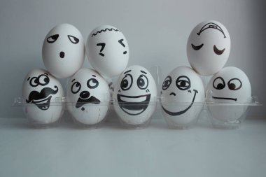 Şeffaf bir Paskalya beyaz grupta yumurta