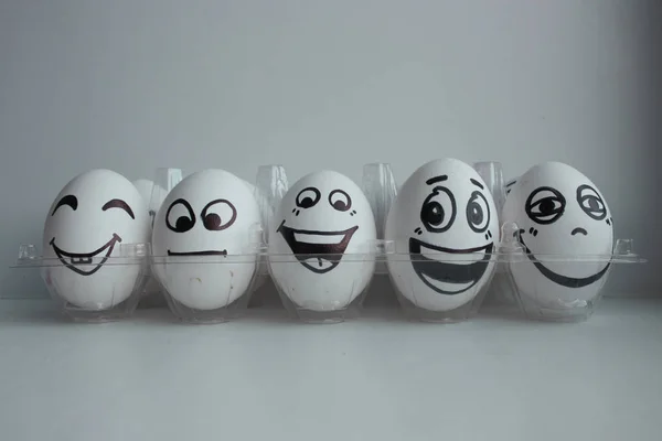 Huevos de Pascua en grupo blanco en un transparente — Foto de Stock
