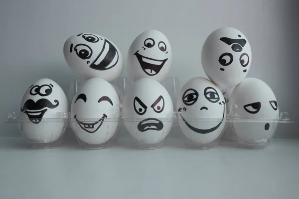Huevos grupo blanco de Pascua en un transparente — Foto de Stock