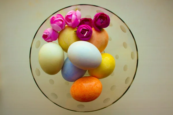 Les œufs de Pâques sont tendres dans un vase en verre — Photo