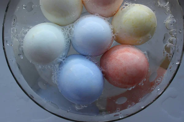Os ovos de Páscoa são coloridos em um vaso de vidro — Fotografia de Stock