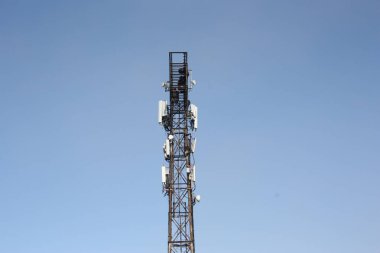 İletişim kulesi mavi gökyüzü arka plan üzerinde