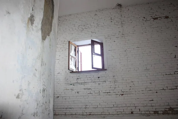 Edifício abandonado. Paredes de tijolo branco e uma janela — Fotografia de Stock