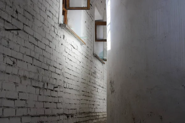 Edificio abandonado. Una pared de ladrillo y una ventana —  Fotos de Stock