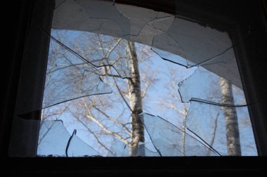 Terk edilmiş binada. Tasarımınız için fotoğraf.