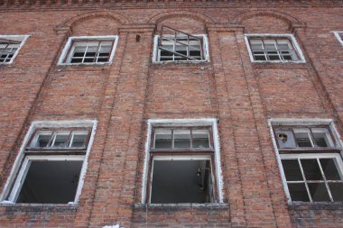 Terk edilmiş binada. Tasarımınız için fotoğraf.