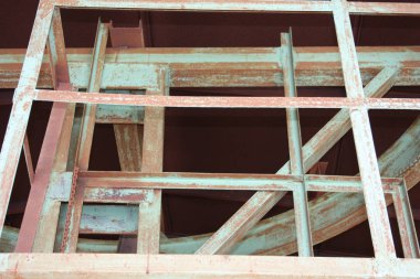 Kırık eski metal konstrüksiyon