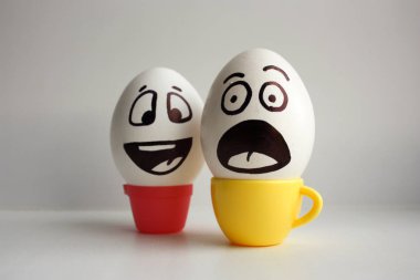 Yumurta yüz. Neşeli kahvaltı şirket. Tasarımınız için fotoğraf