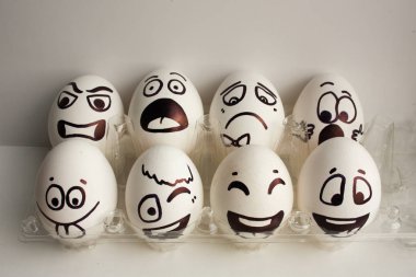 Yumurta yüz. Neşeli kahvaltı şirket. Tasarımınız için fotoğraf