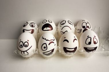 Yumurta yüz. Neşeli kahvaltı şirket. Tasarımınız için fotoğraf