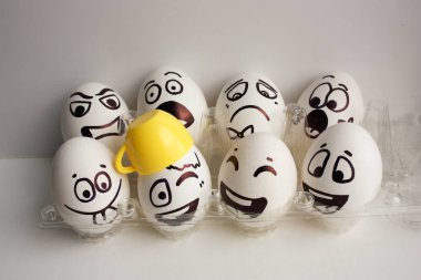 Yumurta yüz. Neşeli kahvaltı şirket. Tasarımınız için fotoğraf