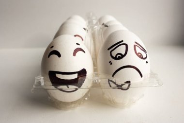 Yumurta yüz. Neşeli kahvaltı şirket. Tasarımınız için fotoğraf