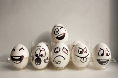 Yumurta yüz. Neşeli kahvaltı şirket. Tasarımınız için fotoğraf