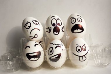 Yumurta yüz. Neşeli kahvaltı şirket. Tasarımınız için fotoğraf