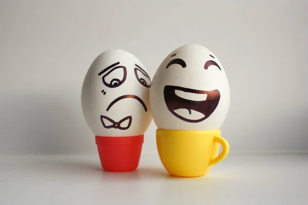Cara de huevo. Alegre compañía de desayuno. Foto para su diseño — Foto de Stock