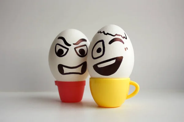 Cara de huevo. Alegre compañía de desayuno. Foto para su diseño — Foto de Stock