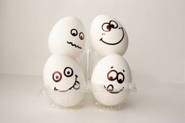 Yüzü olan bir yumurta. Komik ve sevimli. Dört yumurta.