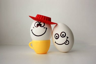 Yüzü olan bir yumurta. Komik ve tatlı. Şapkalı üzücü