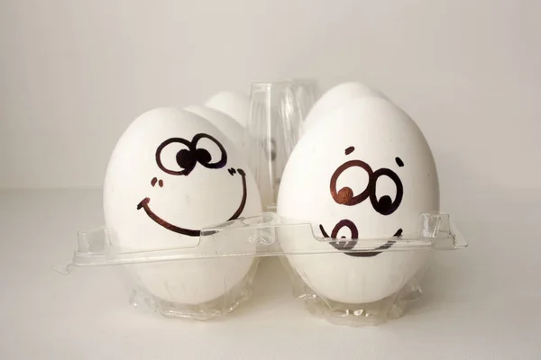 Een ei met een gezicht. Grappig en lief. Twee eieren — Stockfoto