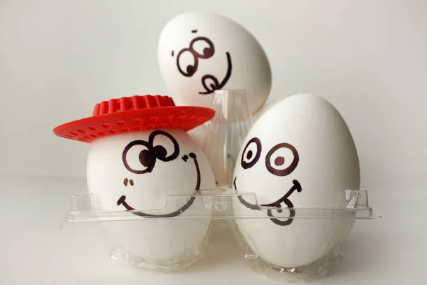 Yüzü olan bir yumurta. Komik ve tatlı. — Stok fotoğraf