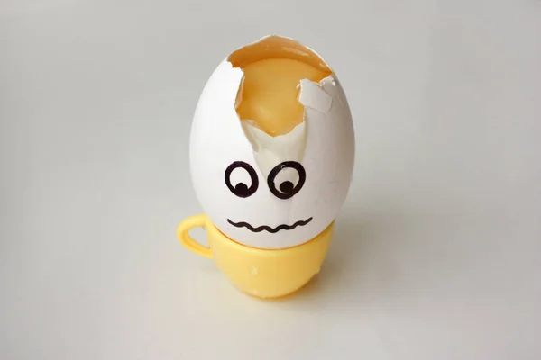 Ein Ei mit Gesicht. Lustig und süß. Kopfschmerzen. — Stockfoto