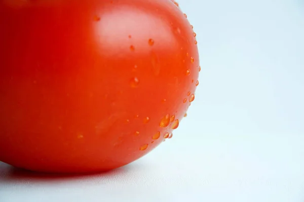 Rote Tomate auf weißem Hintergrund. Foto zur Gestaltung — Stockfoto