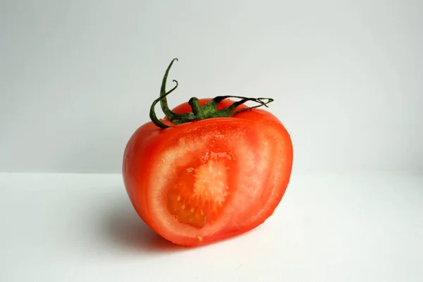 Pomodoro rosso su fondo bianco. Foto per il design — Foto Stock