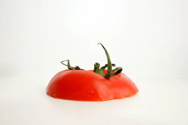 在白色背景上的红番茄。设计的照片 — 图库照片