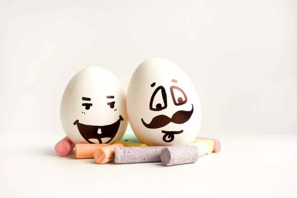 Huevos con caras pintadas. Foto para su diseño —  Fotos de Stock