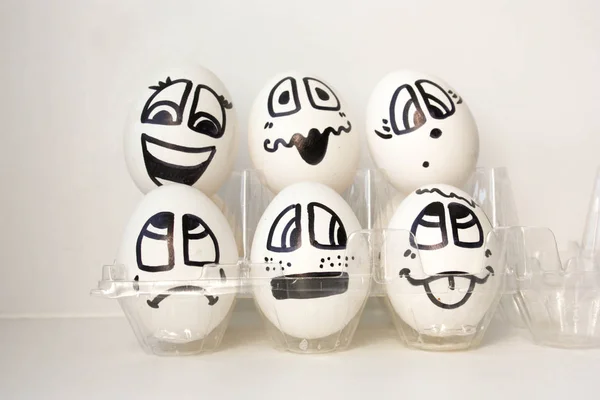 Eieren met beschilderde gezichten. Foto voor uw ontwerp — Stockfoto