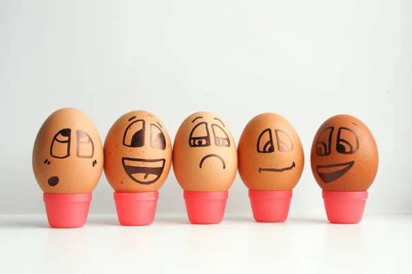 Huevos alegres en fila, alineados en semicírculo — Foto de Stock