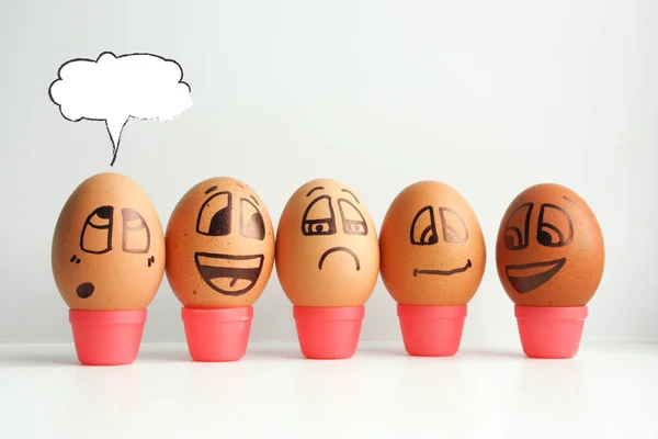 Huevos alegres en fila, alineados — Foto de Stock