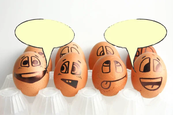 Смешные яйца и их мысли. Место под — стоковое фото