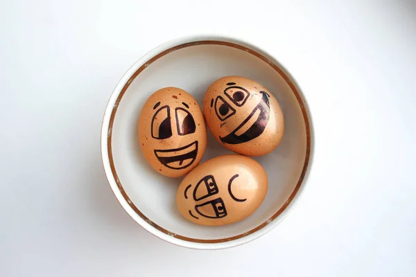 Huevo con una cara pintada alegre. Foto: —  Fotos de Stock