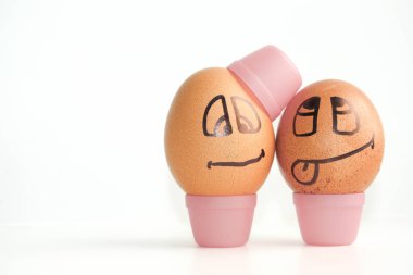 Neşeli bir boyalı yüzle yumurta. Fotoğraf