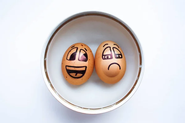 Huevo con una cara pintada alegre. Foto: — Foto de Stock