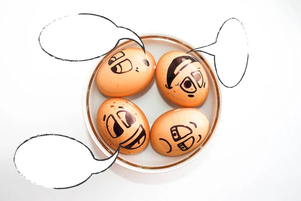 Яйца с раскрашенным лицом. Фотография для вашего дизайна . — стоковое фото
