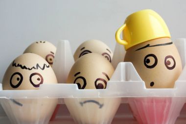 İki yüzlü bir boyalı yumurta