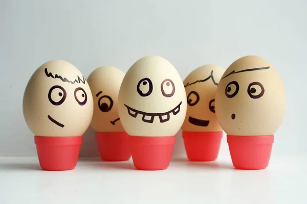 Huevos con la cara pintada. Equipo conceptual — Foto de Stock