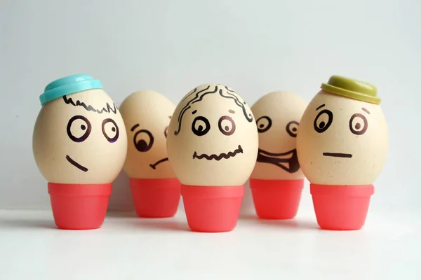 Huevos con la cara pintada. Equipo conceptual — Foto de Stock