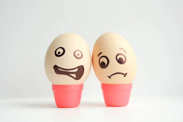 Huevos con la cara pintada. Concepto de fracaso — Foto de Stock