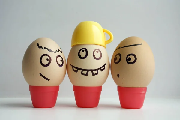Huevos con la cara pintada. Concepto de negocio —  Fotos de Stock