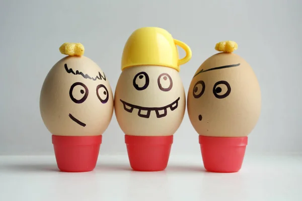 Eieren met geschilderde gezicht. Concept van business — Stockfoto