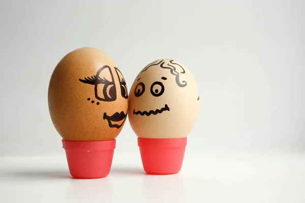 Huevos con la cara pintada. Concepto de amor entre — Foto de Stock