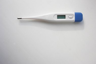 Termometre tıbbi elektronik mavi beyaz bir arka plan üzerinde