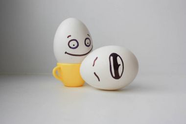 Yumurta boyalı yüzü. Tasarımınız için fotoğraf