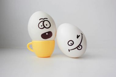 Yumurta boyalı yüzü. Tasarımınız için fotoğraf